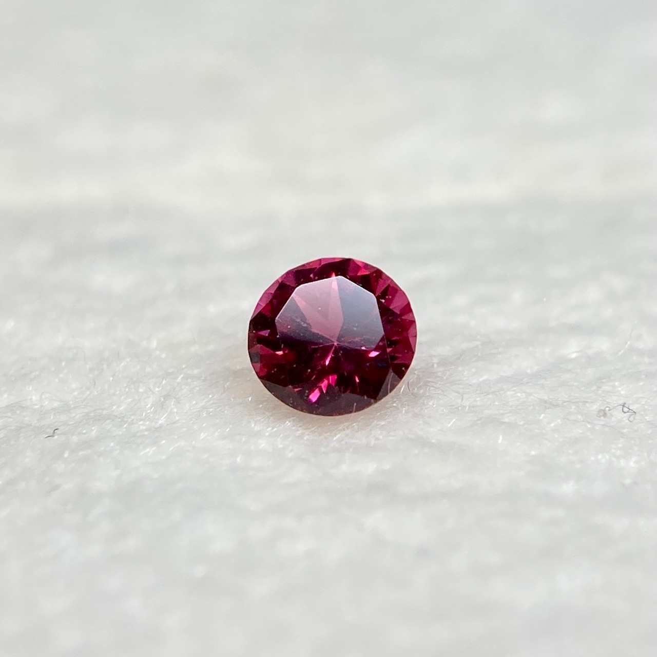 丸いスピネル 赤系 約3.2mm*2.0mm r-0306