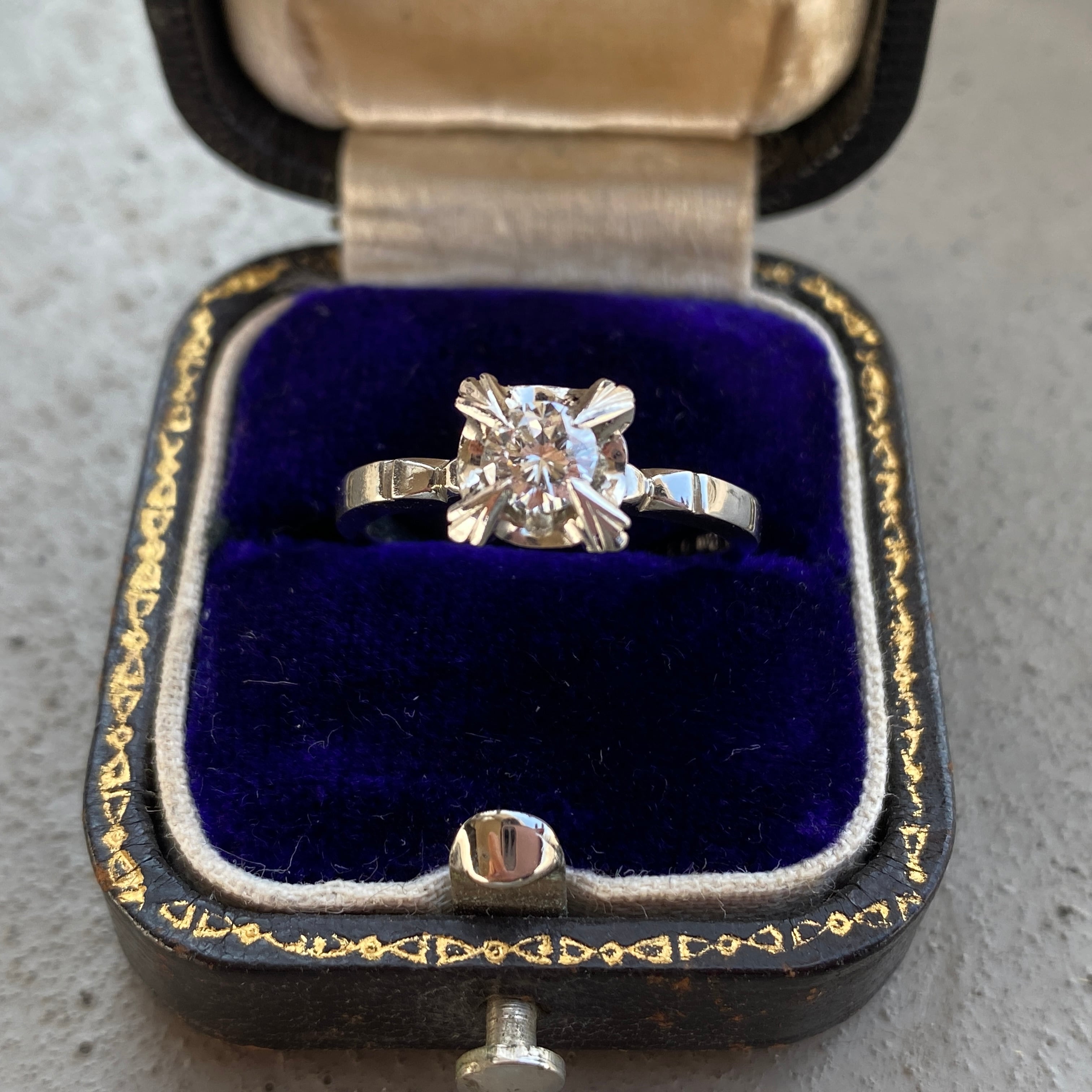 ヴィンテージ Ptにダイヤモンド三分石鬼爪リング