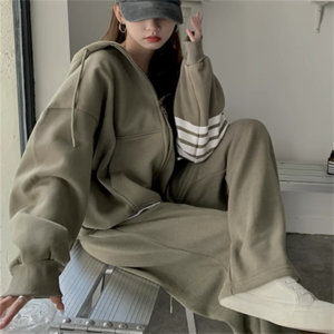 【送料無料】 パジャマ ナイトウェア 上下セット 2点セット 2色 ロング マキシ フロントポケット 袖あり 長袖 クルーネック Aライン スウェット 可愛い 大人可愛い シンプル カジュアル コンサバ ラフ ヘルシー 無地 冬 30代 40代 レディース 女性用 お出かけ 休日 普段使い 定番 プチプラ 着痩せ   M L XL ゆったり ゆる グリーン オフホワイト ベイクドカラー