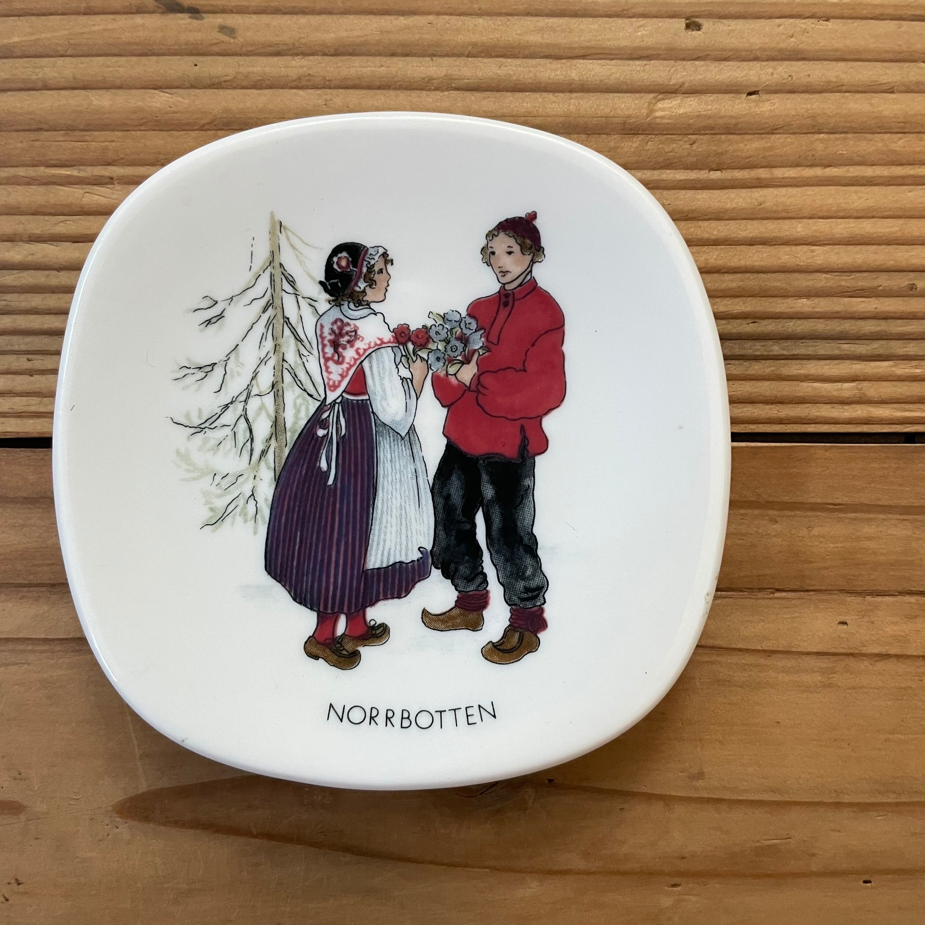 民族衣装の小さな飾り皿4