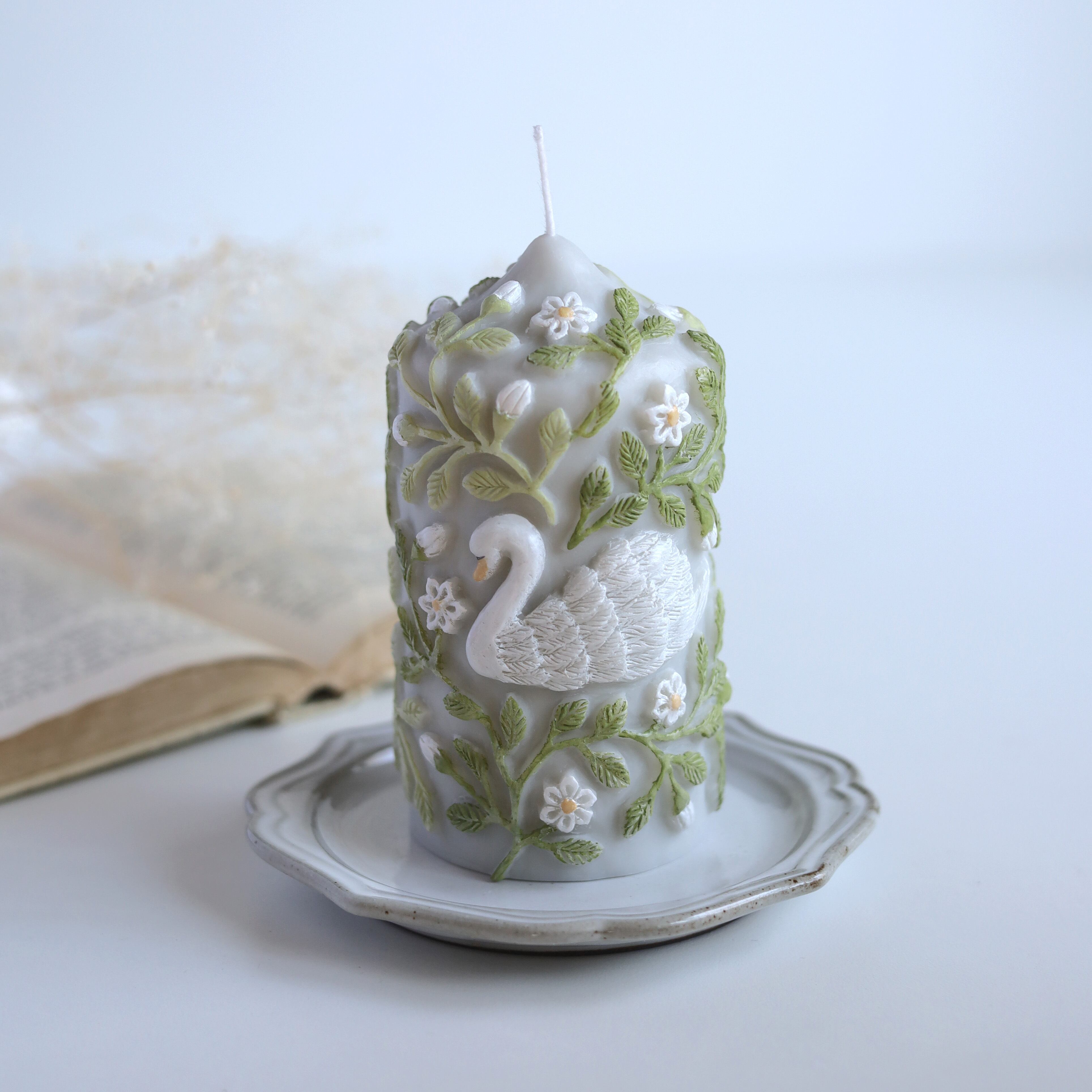 レリーフキャンドル「白鳥とクレマチス」グレー×グリーン
