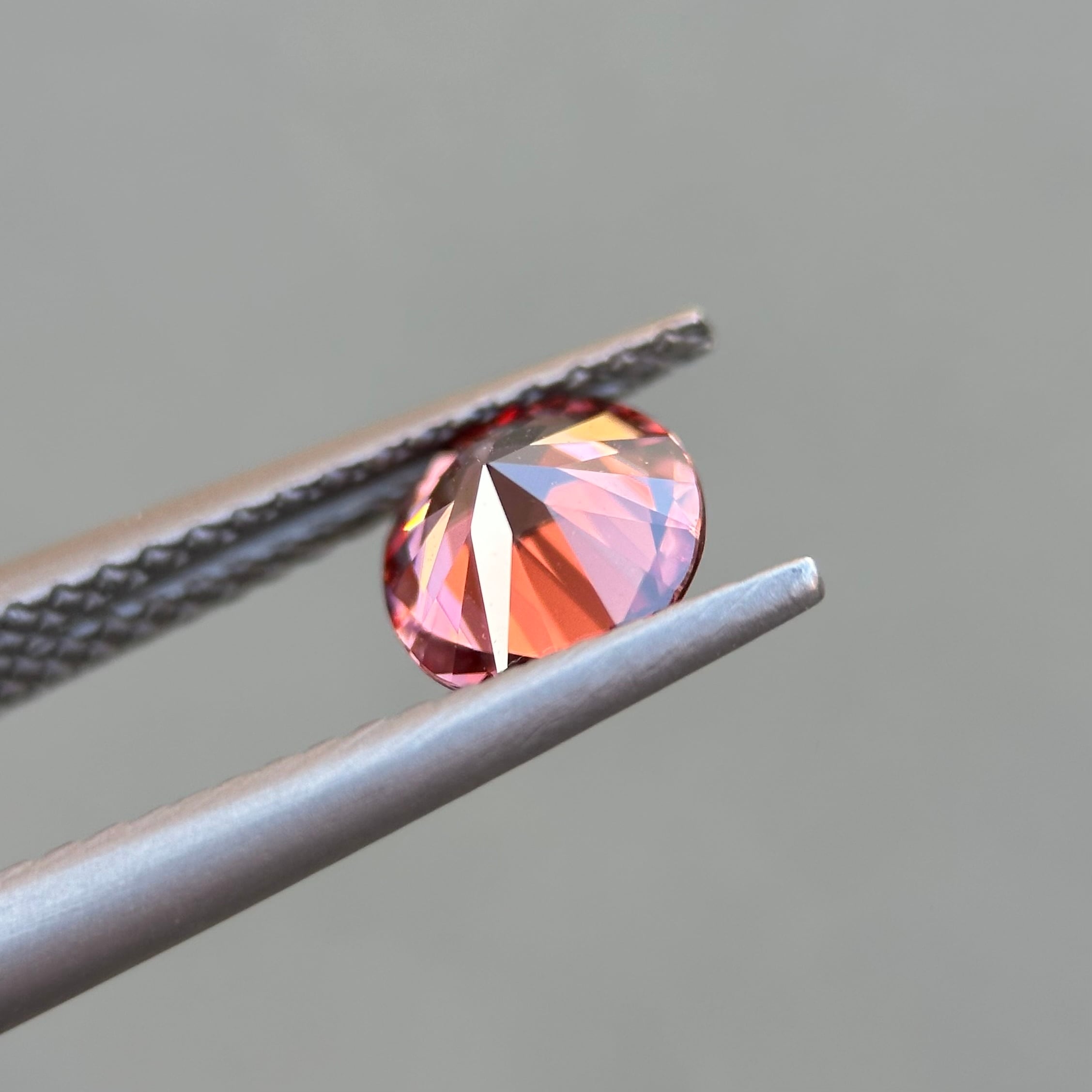 ブラウニッシュピンクジルコン 約6mm, 約1.1ct, タンザニア産 | ROSWAY