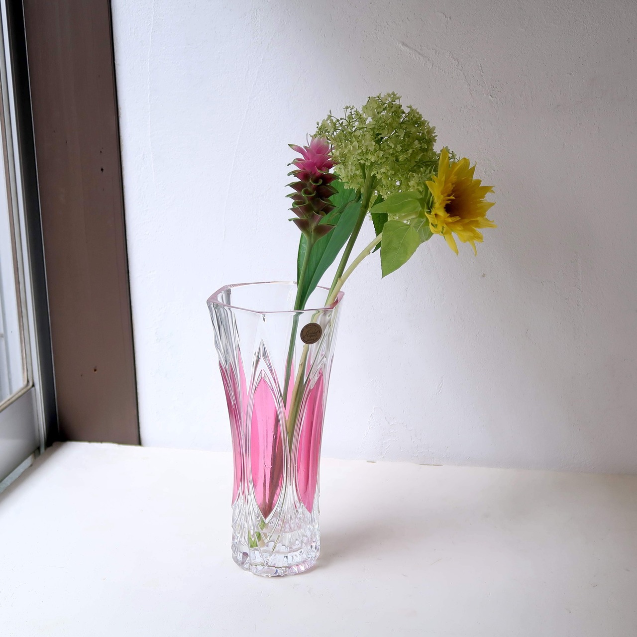 ピンクのカッティング花瓶