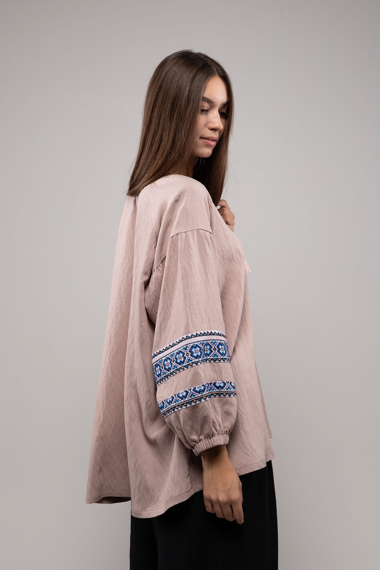 ウクライナ刺繍ヴィシヴァンカ クロスステッチ　手刺繍　ブラウス　麻　レディース・フリーサイズ - 4