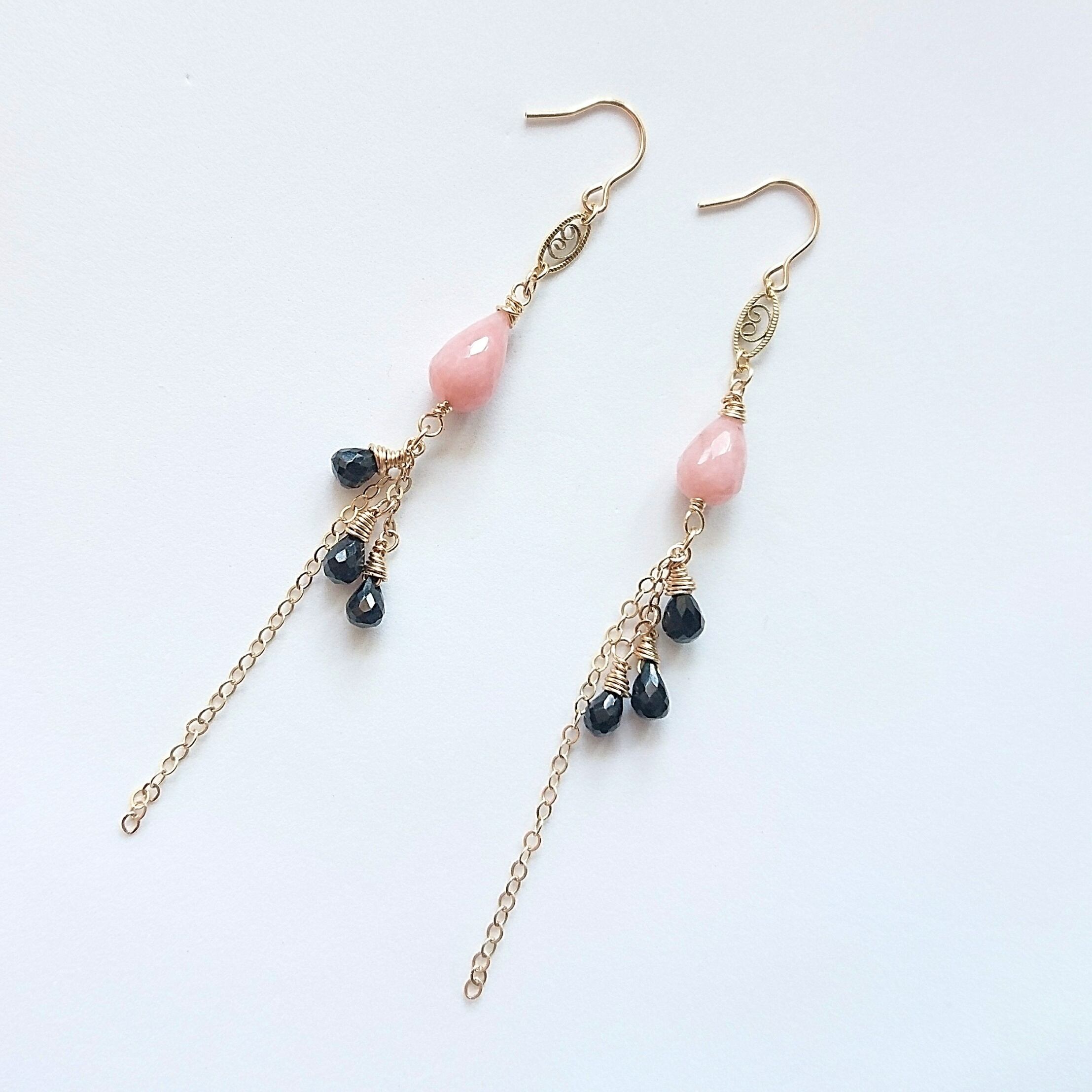 カラーオパールとブラックスピネルのピアス