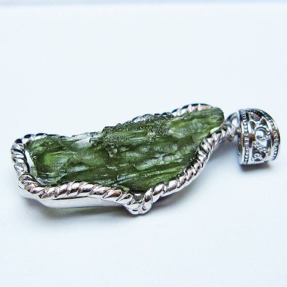 モルダバイト ペンダント モルダウ石 ペンダントトップ 原石 一点物 メール便可 [M便 1/20] 199-551