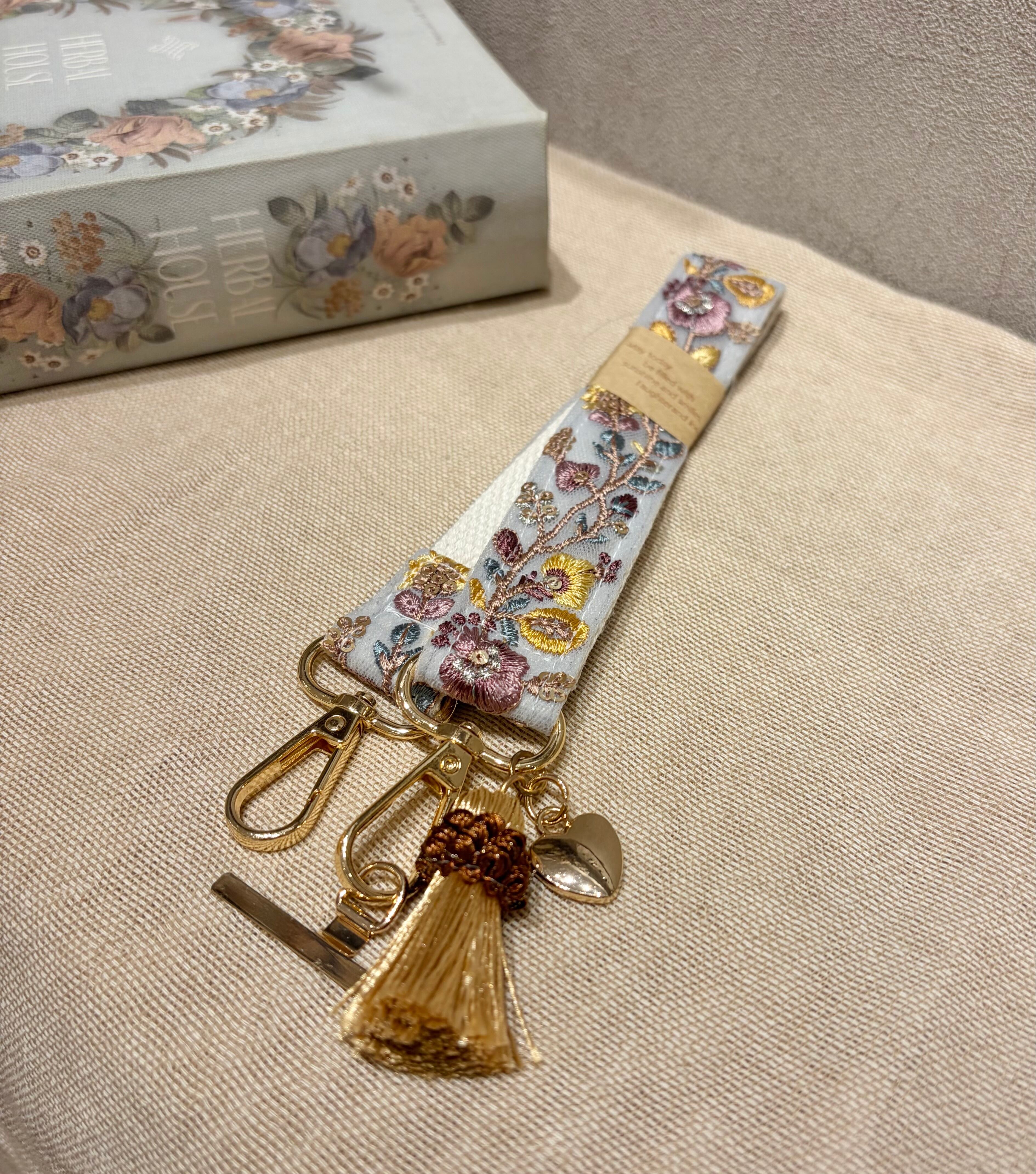 インド刺繍リボン　ハンドストラップ　(A54-9-139)②