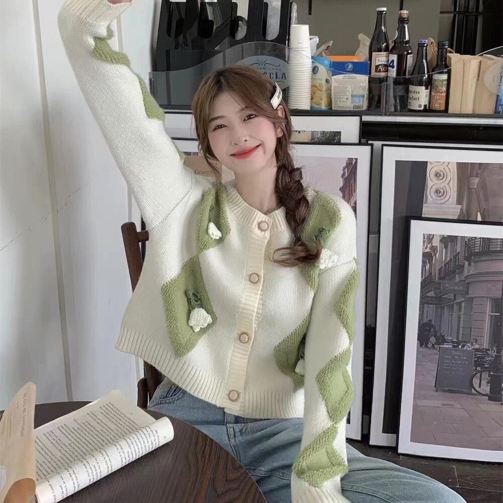 トップス レディース カーディガン ニット セーター ショート ショート丈 長袖 ラウンドネック 立体フラワー かわいい 大人可愛い きれいめ カジュアル フェミニン ロマンチック おしゃれ 送料無料 ラブリー キュート ガーリー ルーズ レトロ 花柄 フラワー 学生 通学 デート お出かけ お泊まり 休日 S M L XL グリーン パープル 緑 紫 秋 冬 10代 20代 韓国 韓国系 着回し 普段使い 体型カバー 防寒 ファッション コーデ モテ トレンド 流行