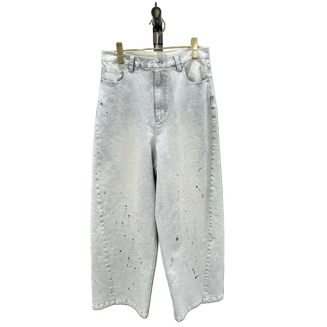 グレイッシュデニムバレルレッグパンツ（レギュラー丈・ペイント加工）　836626　ayane　アヤン　7月初旬～中旬入荷予定　5月展示会