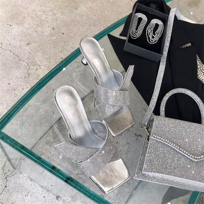 【新作】【送料無料】 クロスストラップラインストーンレディーススリッパシルバースクエアトゥミッドヒールはハイヒールサマーレザーレディーススリッパを着用 靴 シューズ ミュール 夏物 銀 スクウェア 10b373187637649