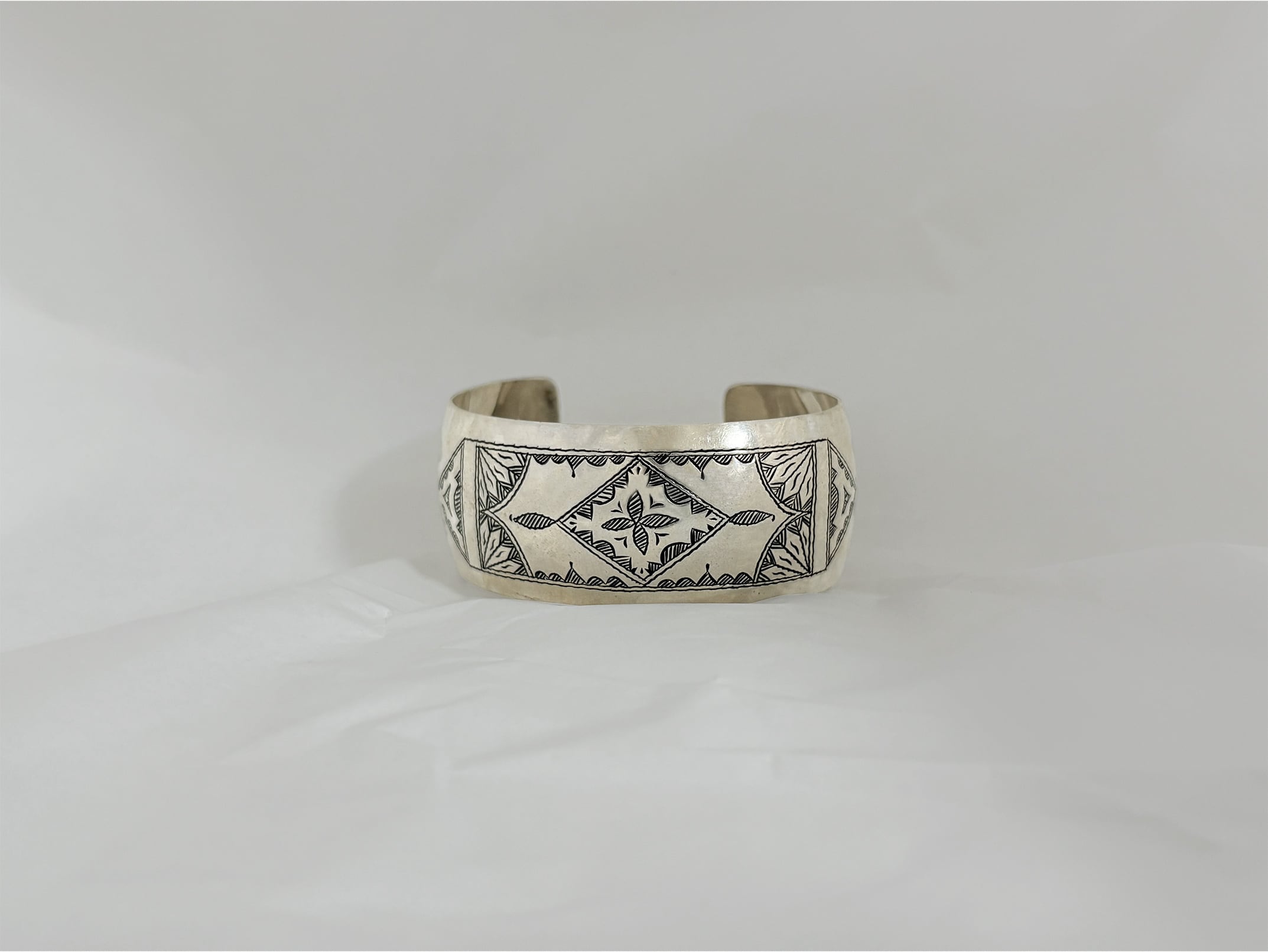 モロッコ トゥアレグ族 ハンドエングレーブド ロゼット バングル