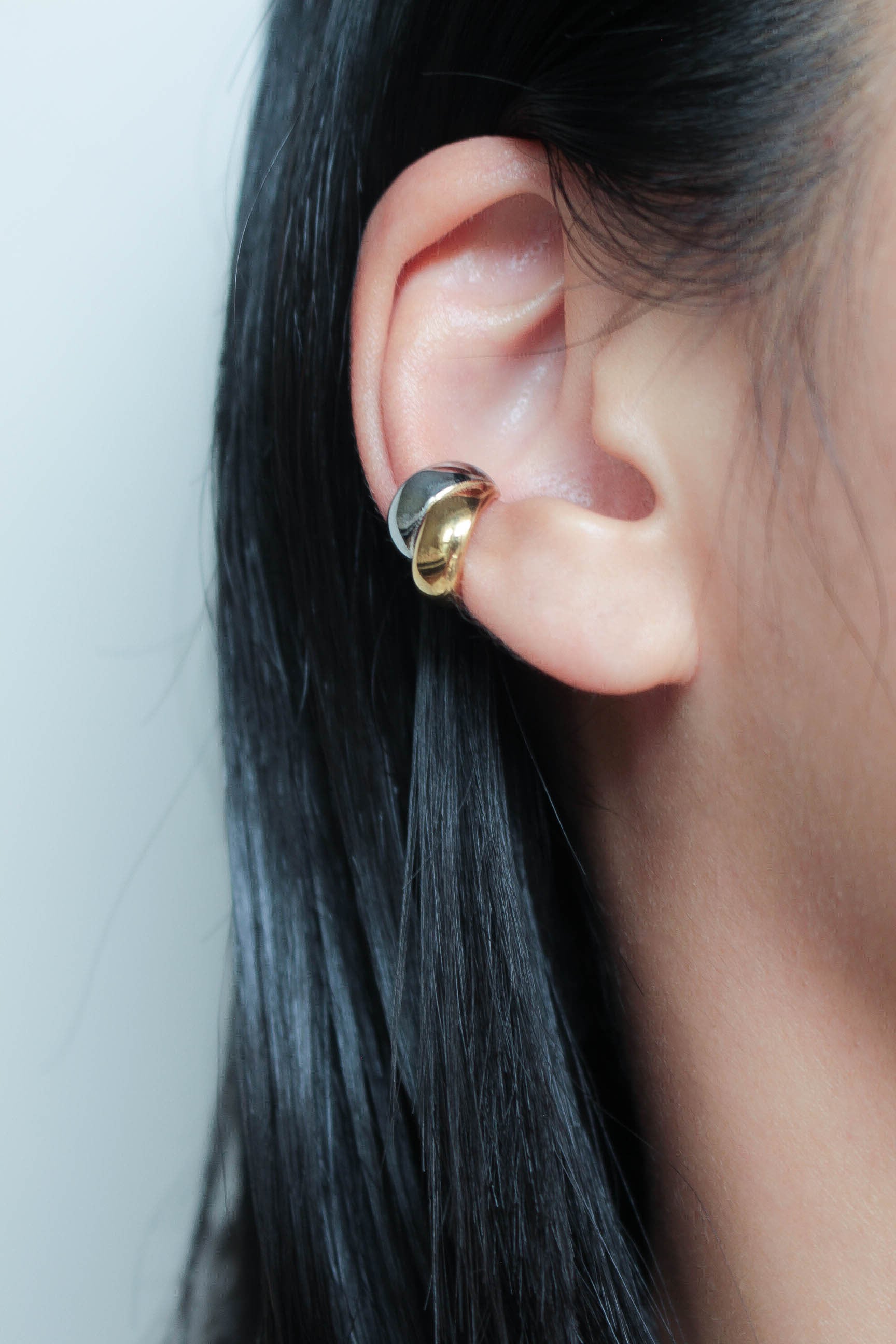 Bicolor Cross Ear Cuff | ebine(エビネ)|金属アレルギー対応アクセサリー
