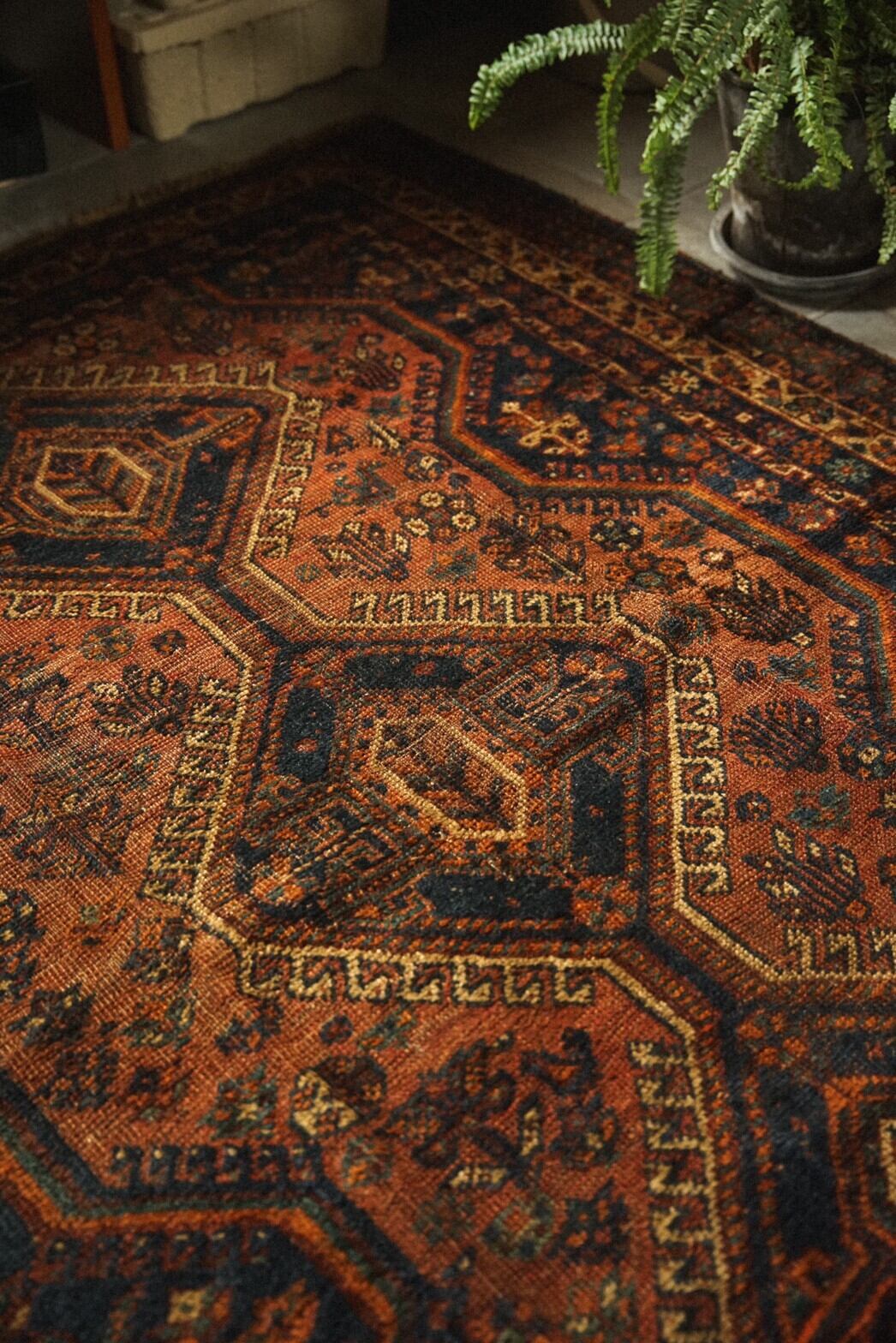 729 -Semi Antique Qashqai rug | 手織りのヴィンテージラグ専門店