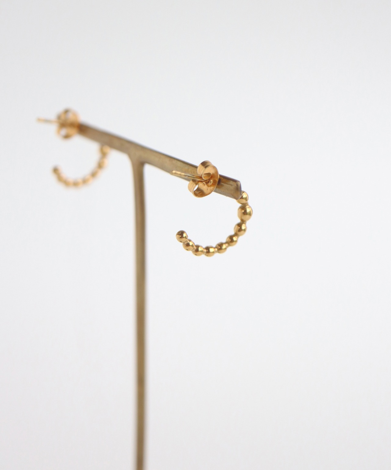 シングルドットハーフフープピアス/023027