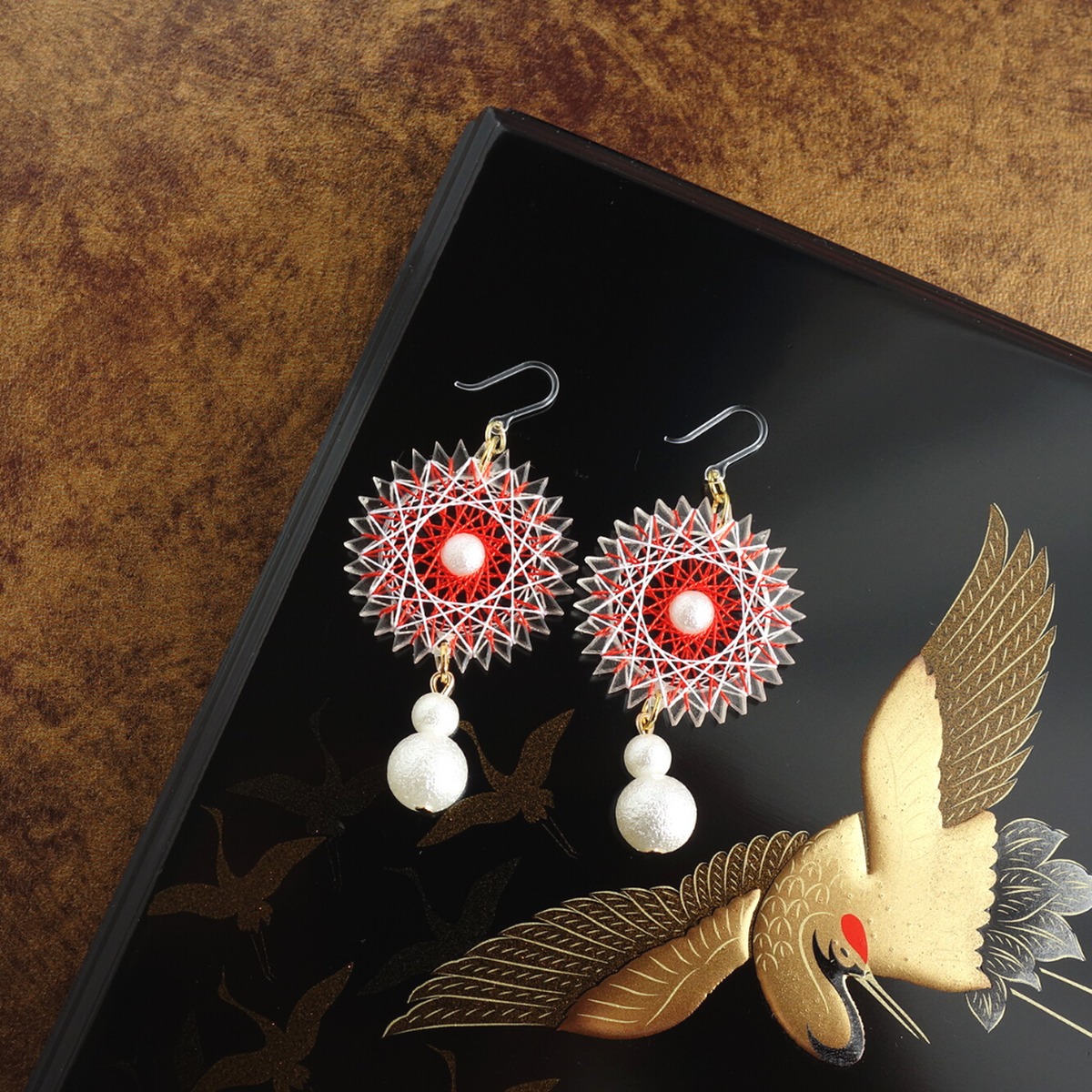 紅白の糸まきイヤリング（白たま） ピアス / ノンホールピアス
