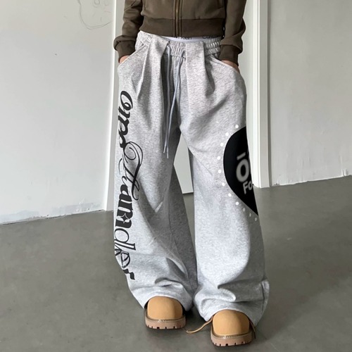ハートグラフィックゴシックロゴワイドフォルムスウェットパンツ 1col R02822