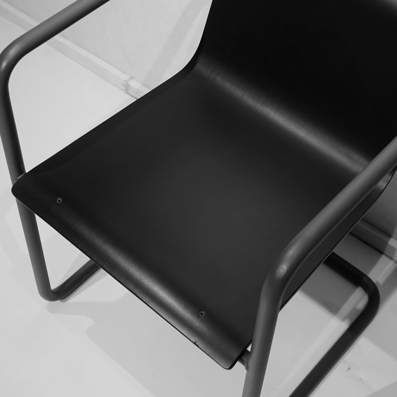MUJI 無印良品 THONET トーネット スチールパイプチェア ダイニングチェア アームチェア カンティレバー チェア 椅子 バウハウス モダン ミニマル インダストリアル 検:ヴィトラ マルセルブロイヤー カリガリス