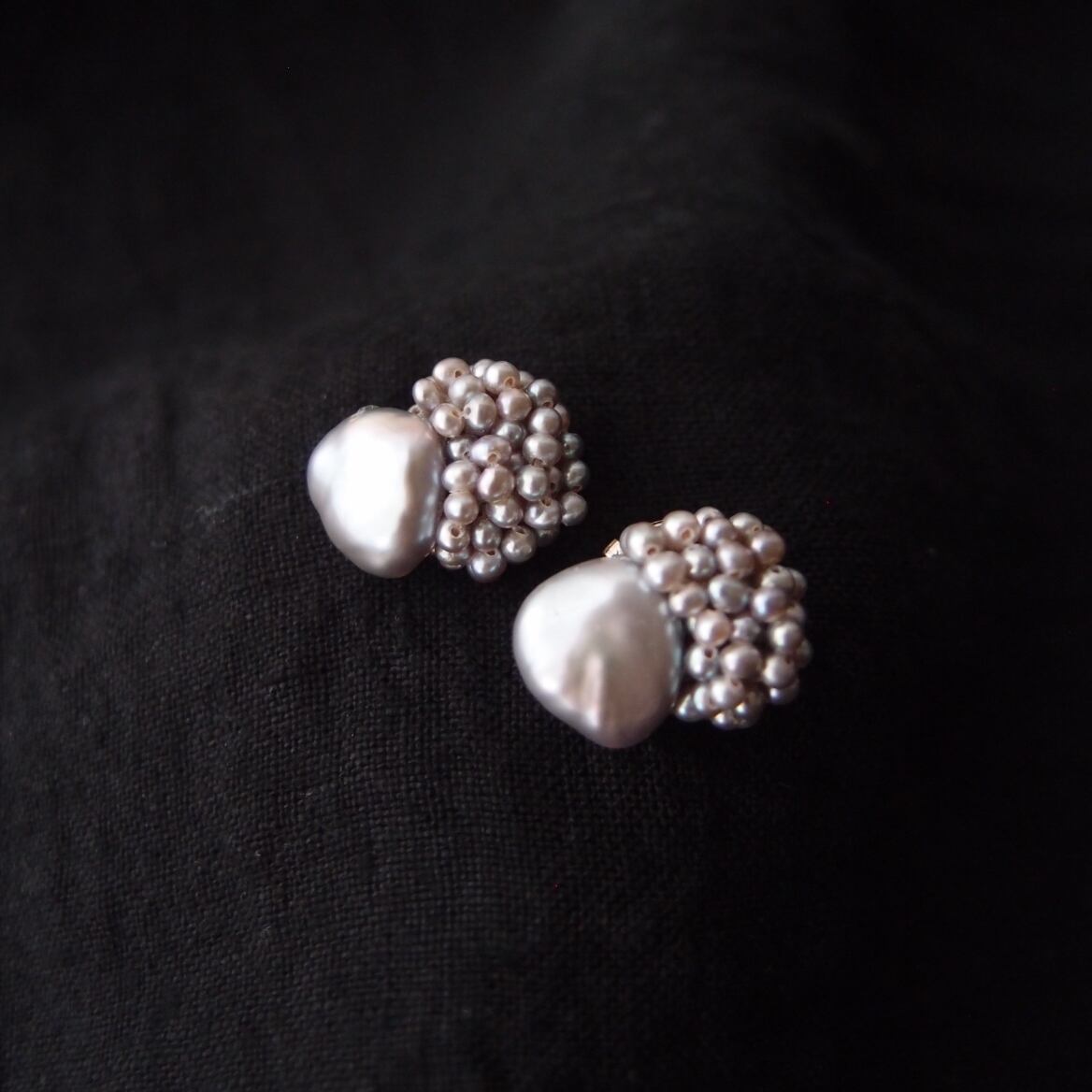 【真珠の刺繍ピアス】baroque pearl × seed pearl(gray)large