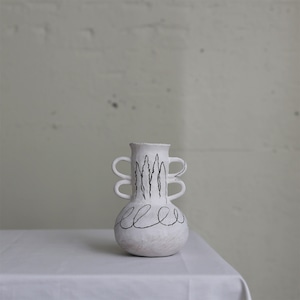 福留 春菜 flower vase 白×黒鉛筆 (フラワーベース)