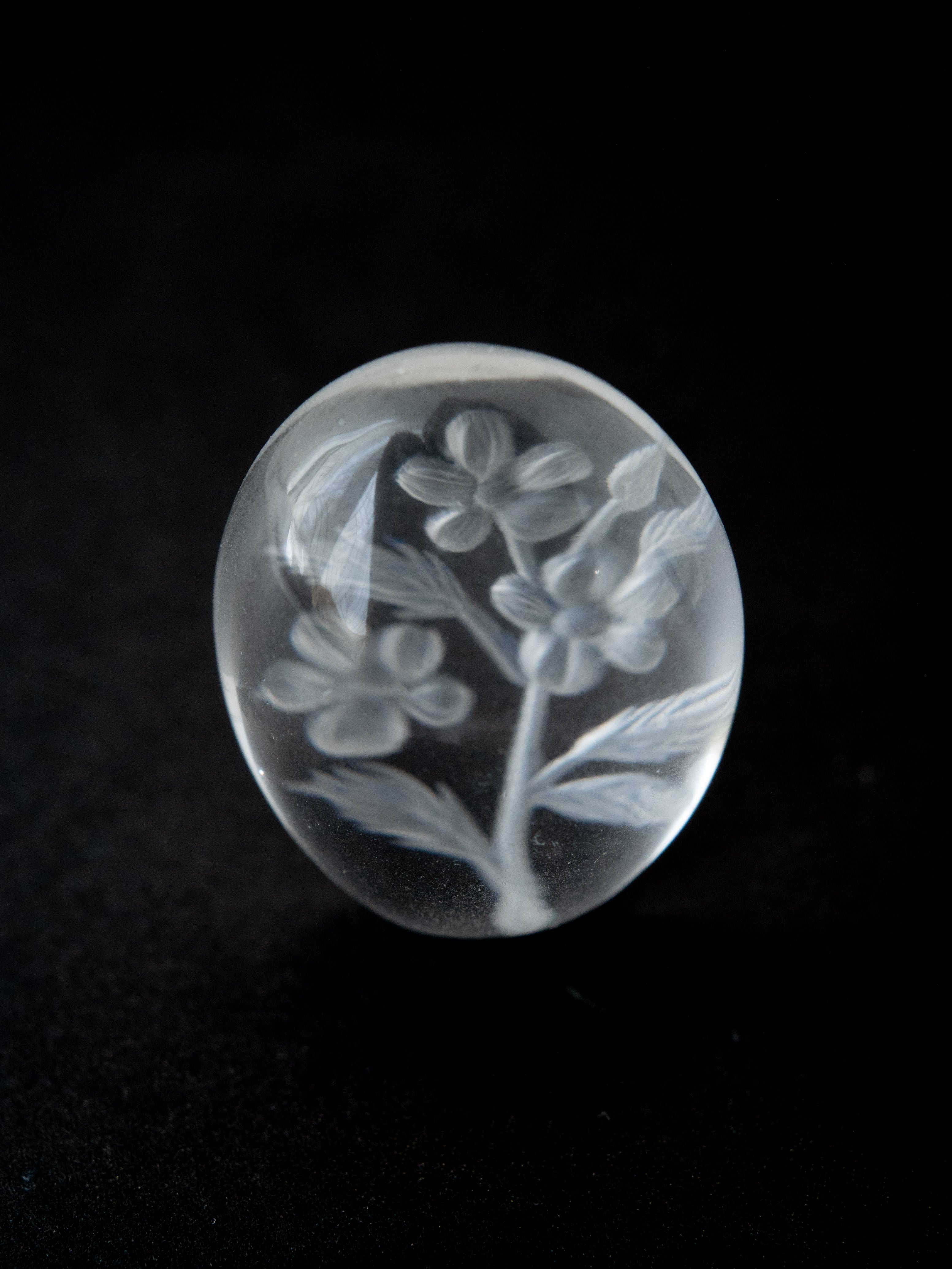 宝石ルース 『美しいクォーツのカービング』艶消し水晶コスモスシェープ7枚花びら！ 宝石ルース 『美しいクォーツのカービング』艶消し水晶コスモス