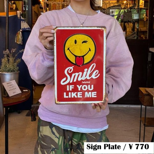 Antique metal embossed plate SMILE　アンティークメタルエンボスプレート　スマイル　看板　サインプレート　装飾　ポスター　