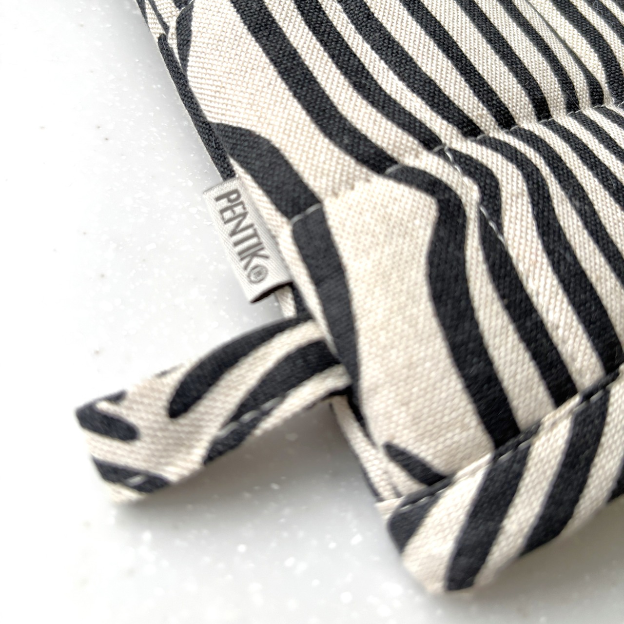 【PENTIK】 Vilja Potholder（ヴィリヤ ポットホルダー） ブラック 21×21 cm