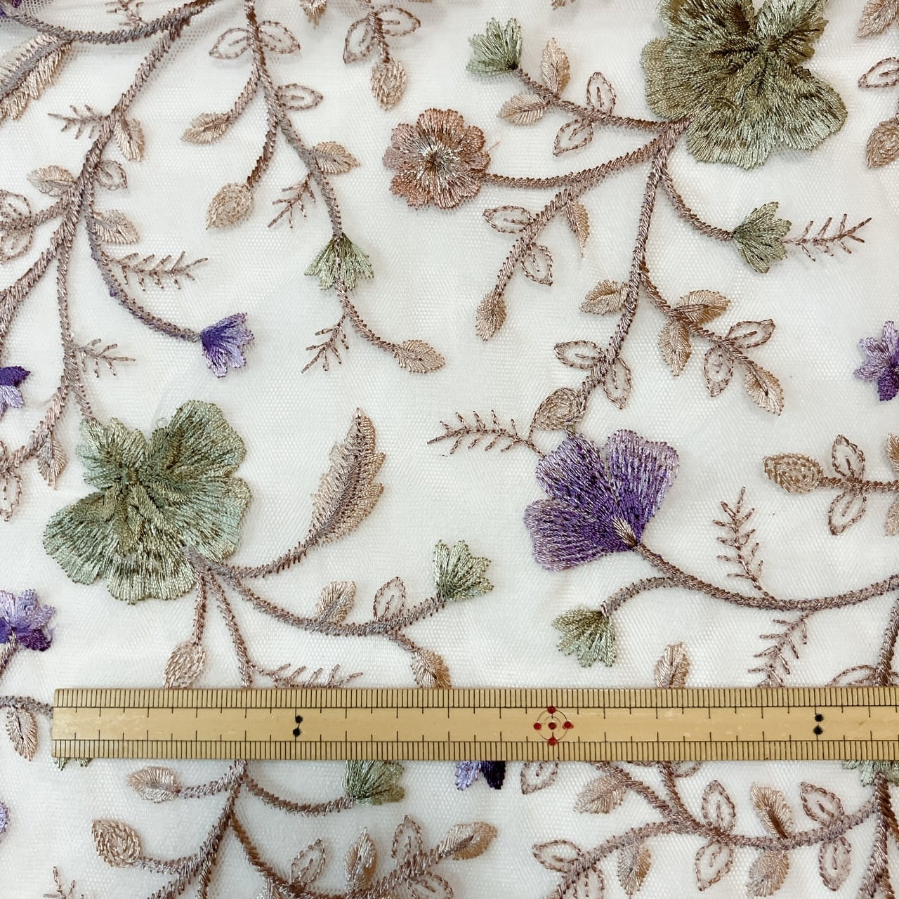 ミスティブロッサム刺繍チュール [ラベンダーグリーン]インド刺繍生地