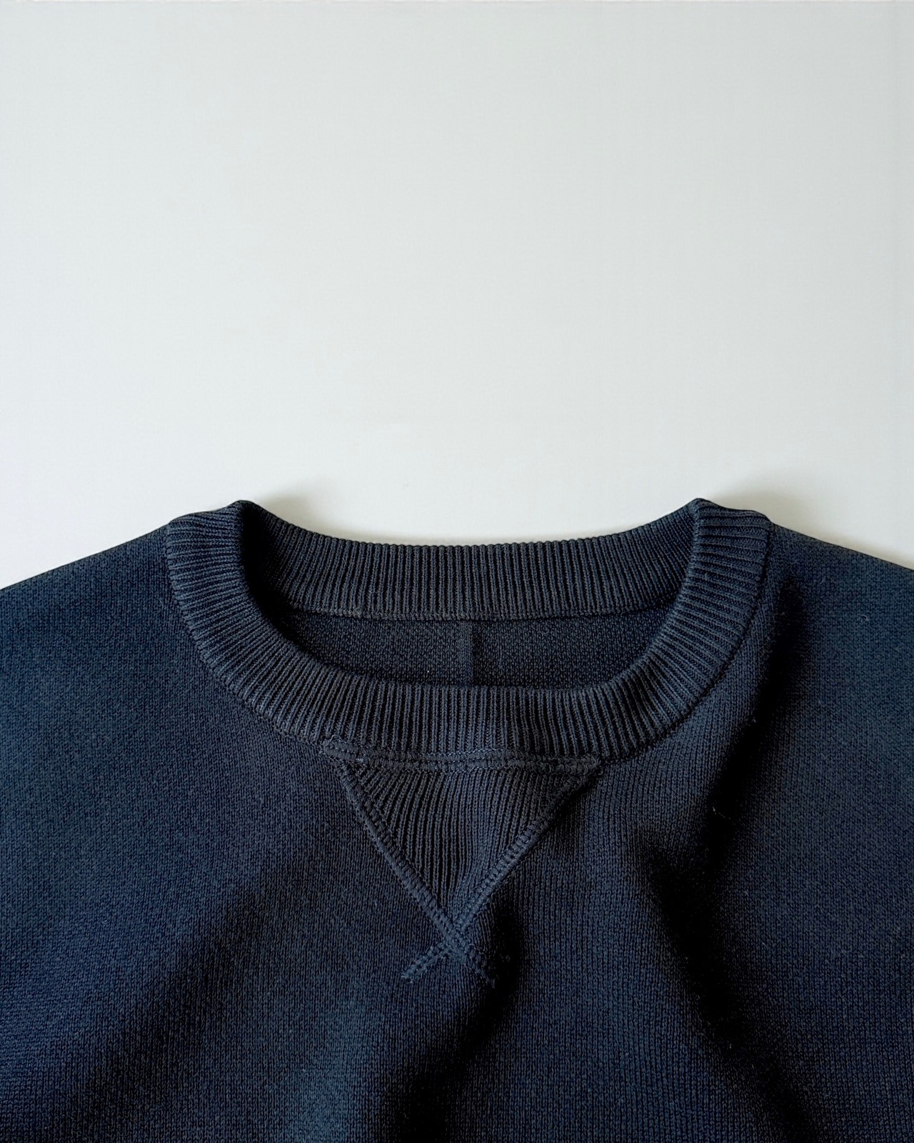 calm V gusset sweat like  knit pullover <black>