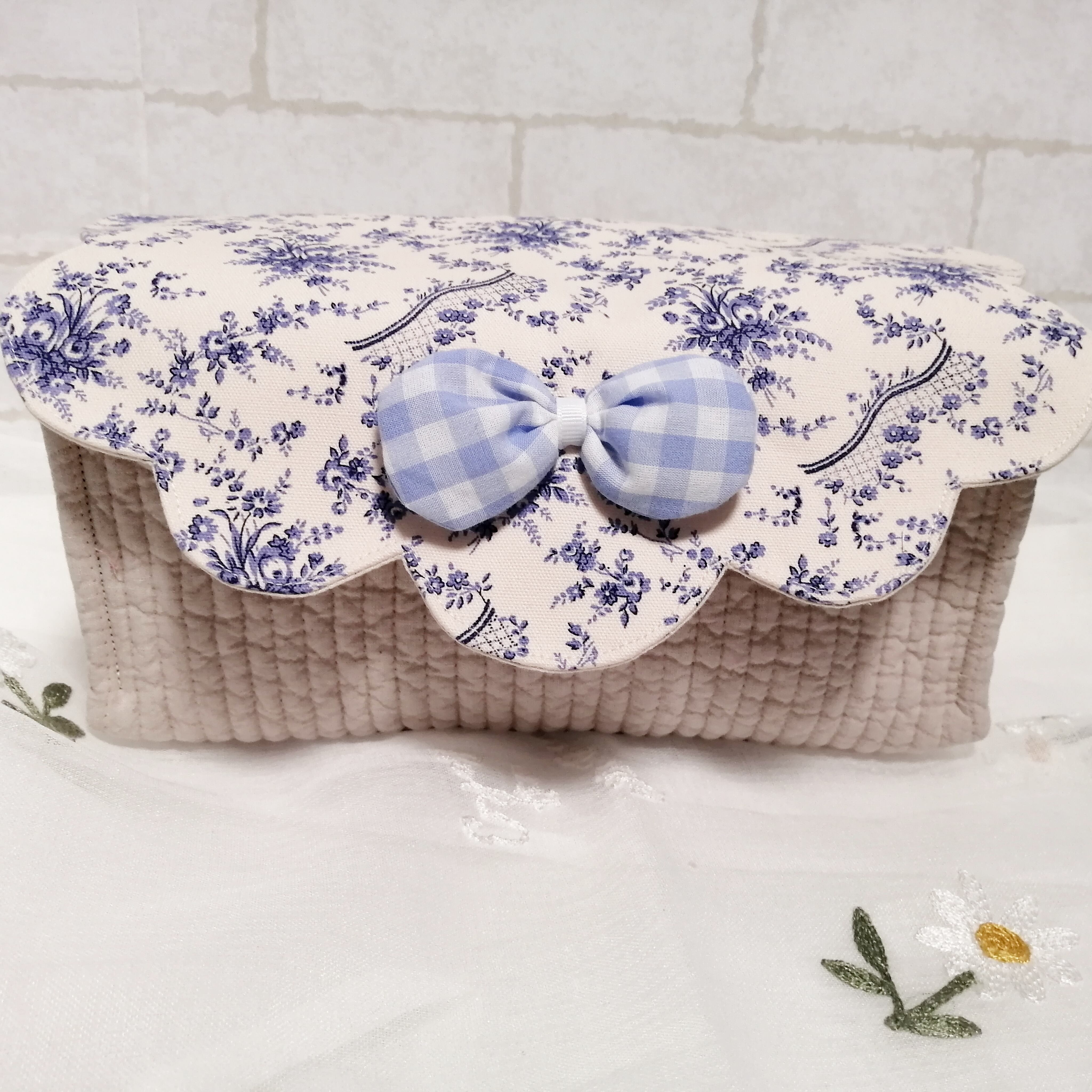 スカラップリボンの布バスケット ベージュヌビ エレガントな青い花の舞 水色のギンガムチェックのふわふわリボン