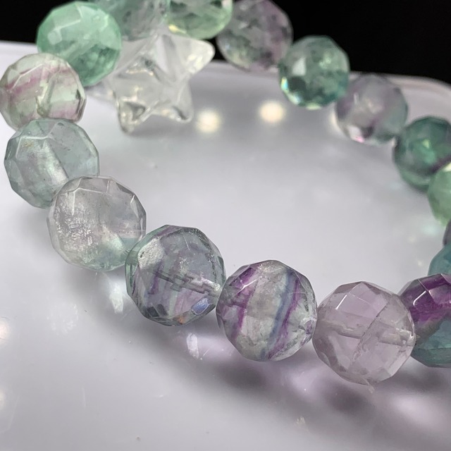 no2.透明感有✩64面体フローライトカットブレスレット