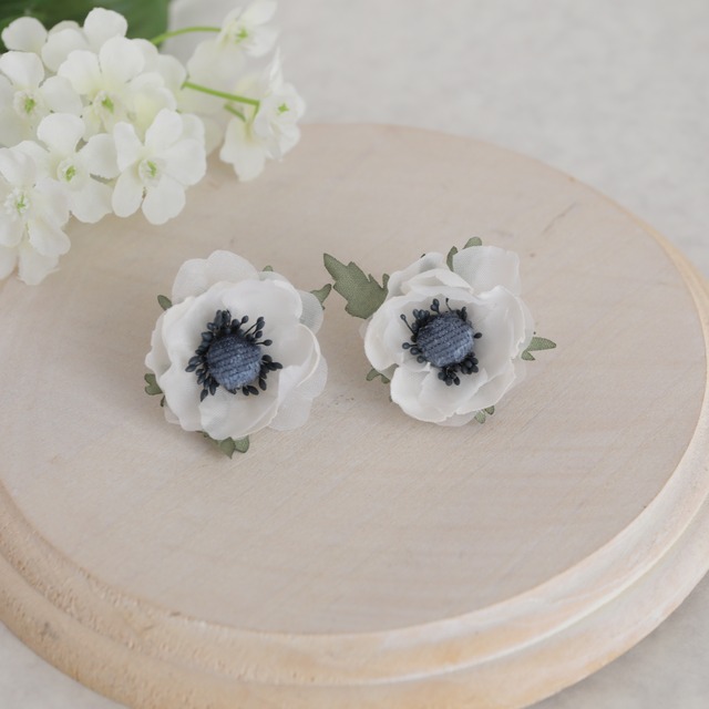 ［布花］アネモネ ◎white（ピアス・イヤリング）