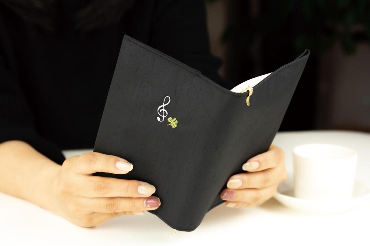 エンブロイダリー(刺繍)ブックカバー ト音記号/ヘ音記号