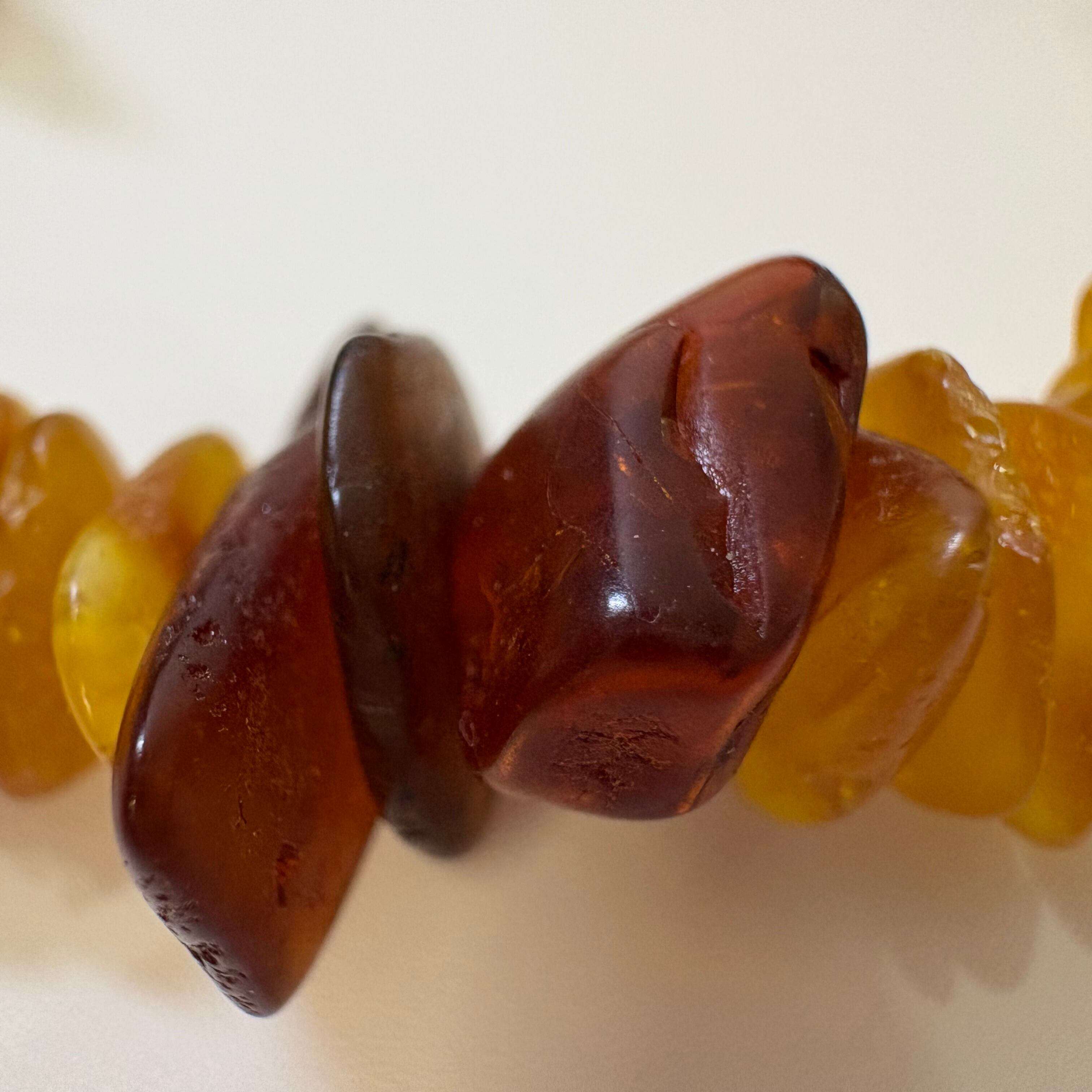 琥珀amber バルト海沿岸産 さざれブレス不定形、内周14㎝ 1点もの