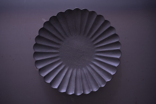 高島大樹　黒釉輪花　9寸皿