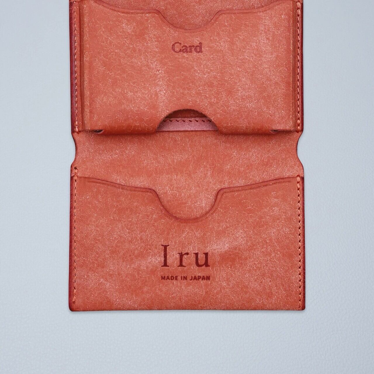 iru × 池之端銀革店のコンパクトウォレット【AKANEIRO】 Iru×IKENOHATA GINKAWATEN】PUEBLO LEATHER COMPACT WALLET AKANEIRO