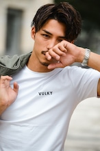 【VULKY】　クルーネック　ホワイトTシャツ　ブラックロゴ　- ナチュラルフィット -  シリーズ２