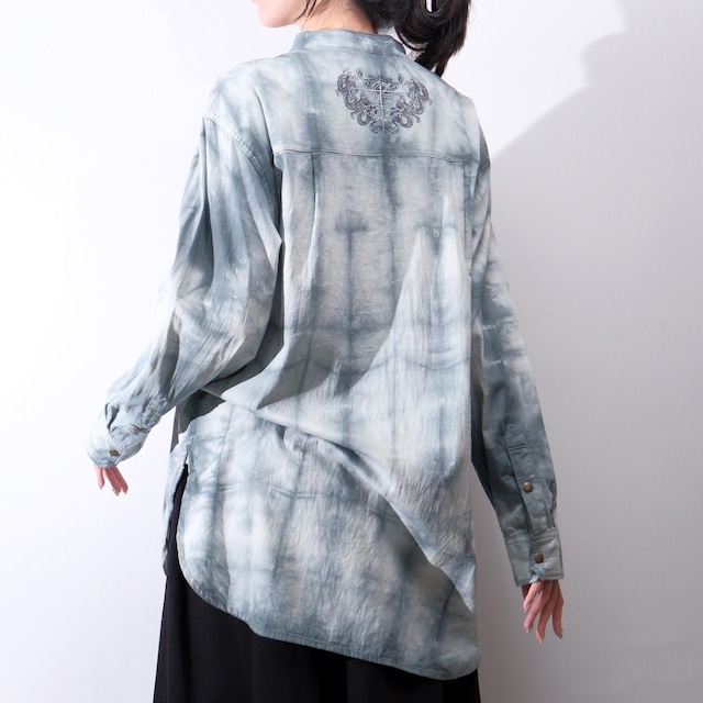 龍刺繍入りヘンリーネックシャツ