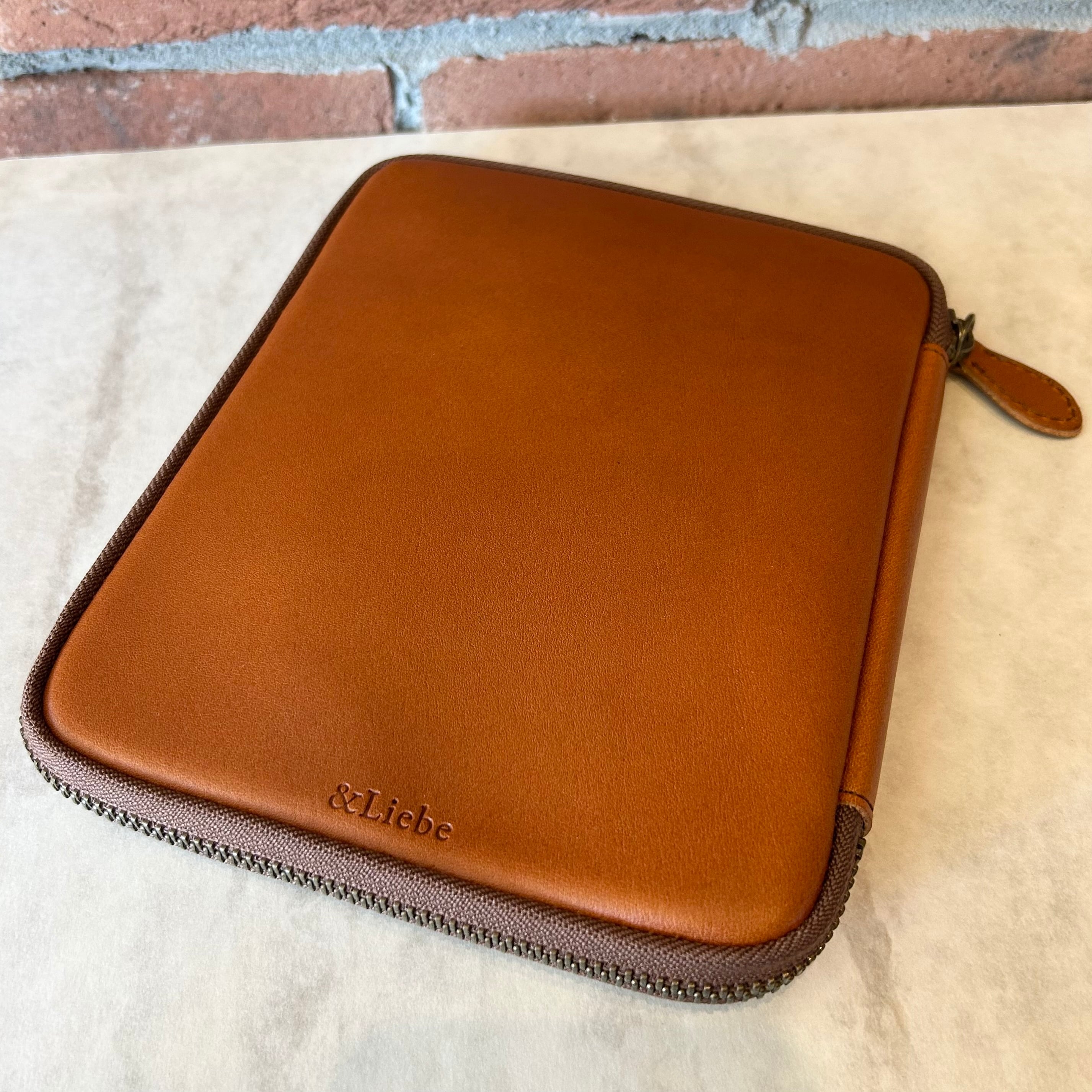 ＆Liebe「開くたび、ときめく 文具ポーチ（栃木レザー）」／5本差し