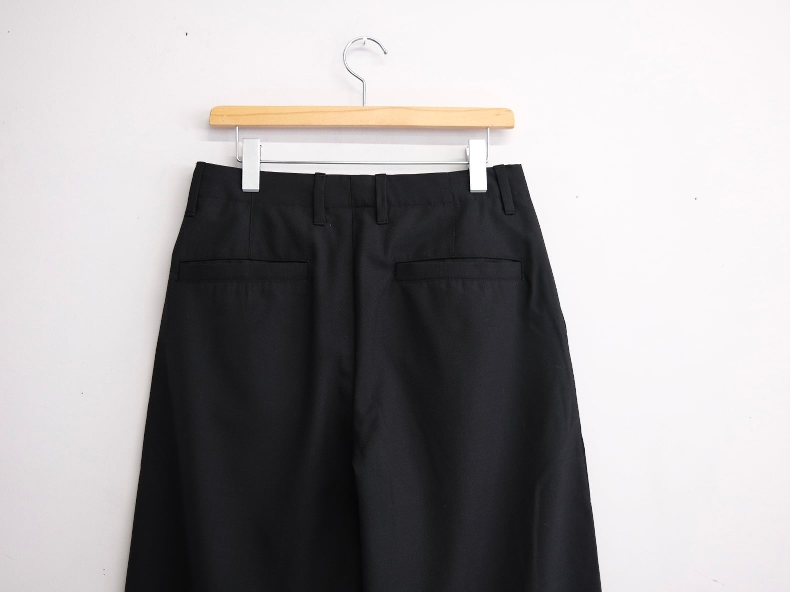 UNIVERSAL PRODUCTS.” SUMMER WOOL WIDE TROUSERS BLACK” | Lapel