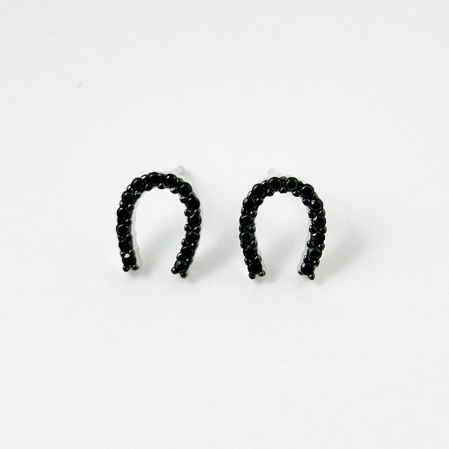 ブラックジルコニア  細 馬蹄 スタッド ピアス 馬 蹄鉄 ホース うま