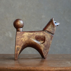 凛々しく立つ、ずっしりと力強い犬 3