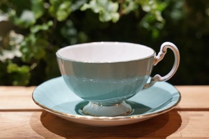 色鮮やかなガーデンが描かれたティーカップ&ソーサー