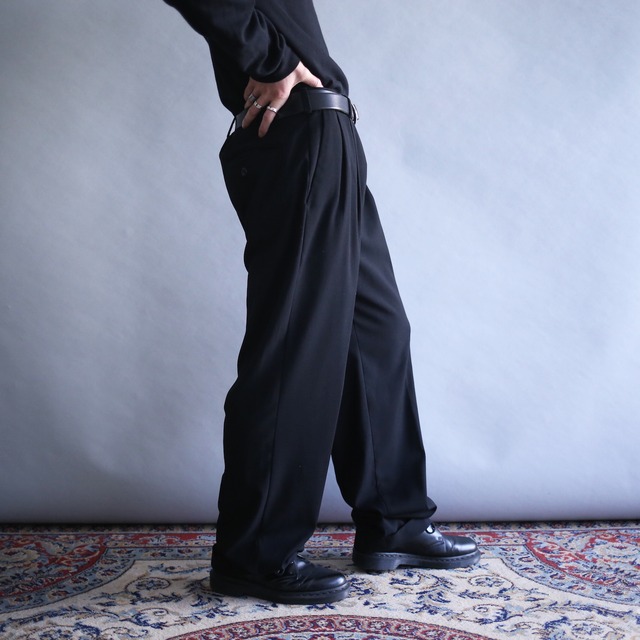 2-tuck tapered silhouette black wide slacks