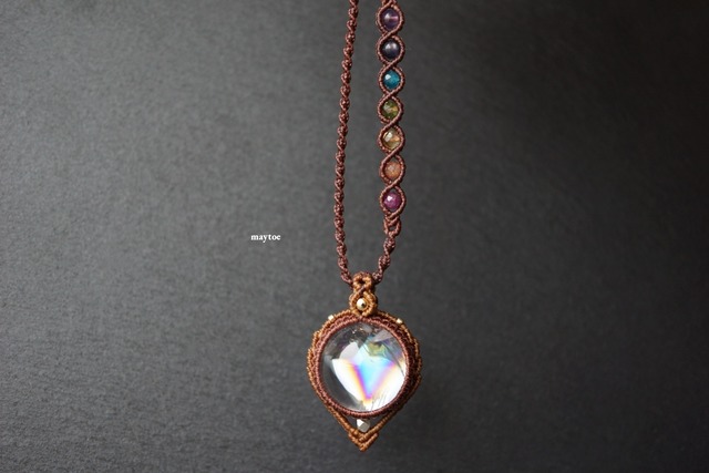 レインボー水晶（アイリスクォーツ）＆ペリドットのマクラメネックレス【紐色チェンジ可】