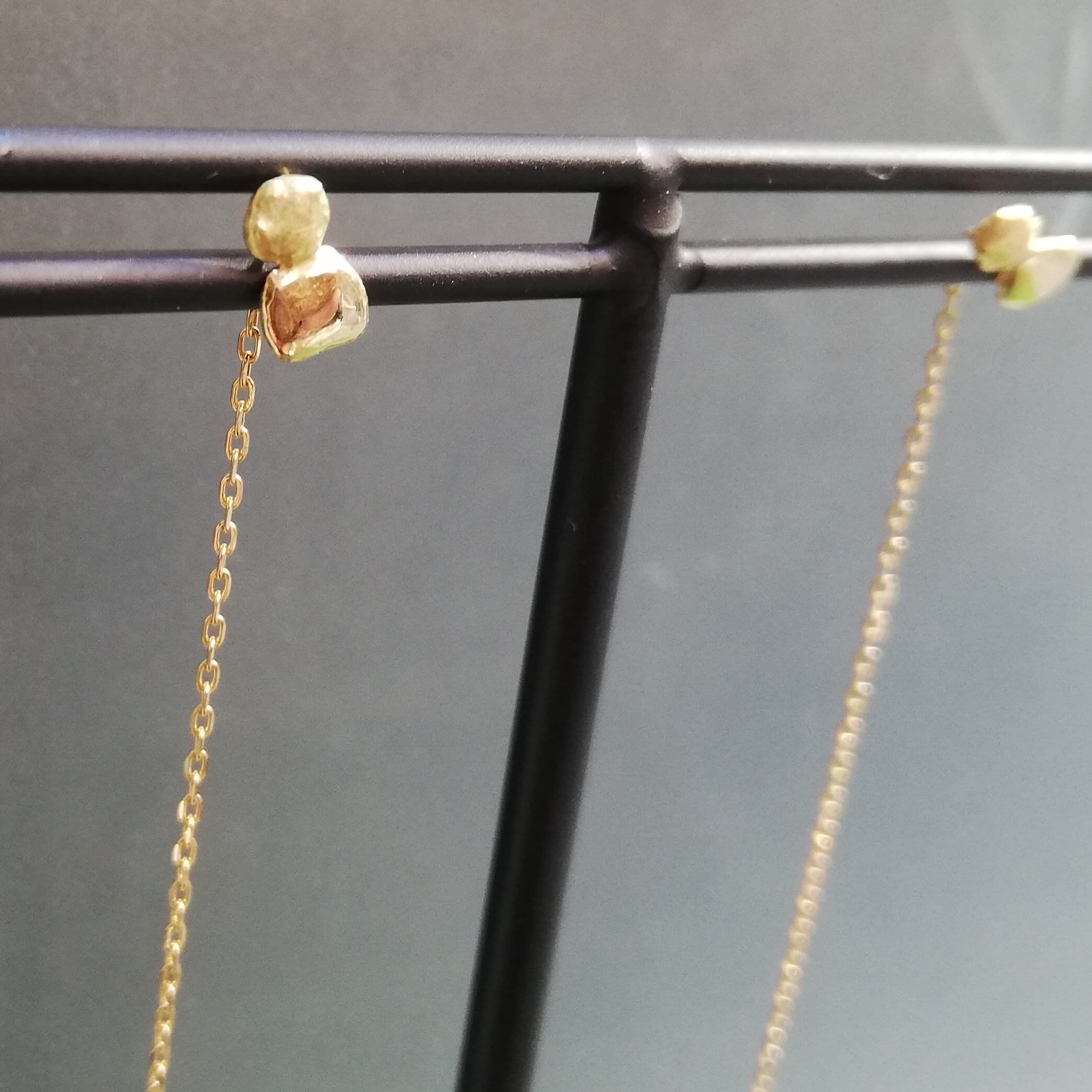 K18金バイカラーゴールド ロングチェーンピアス Gold Earrings | 手で