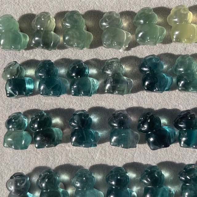 フローライトのミニ馬（ランダム発送）｜2026年の干支・馬｜指先サイズの天然石カービング