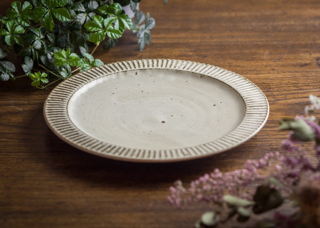 白マット釉 しのぎ 8寸プレート(粉引き・大皿・ディナープレート)/くるり窯
