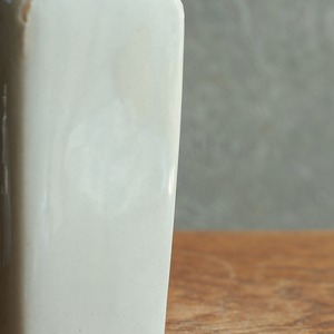 味わい深い、陶器のボトル