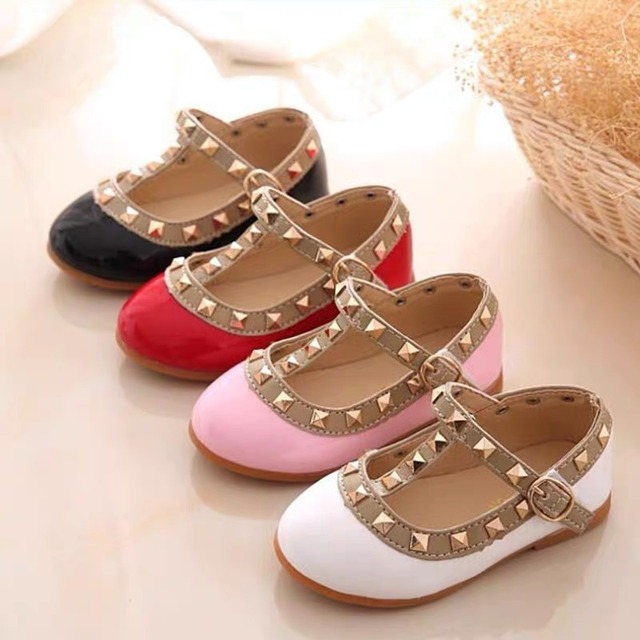 スタッズ付きシューズ