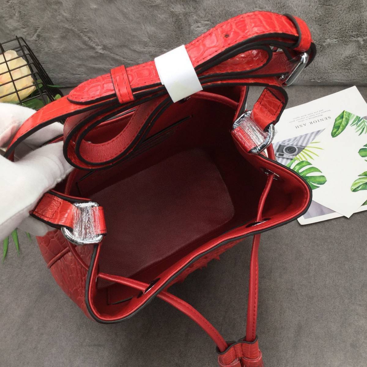 クロコダイル本革 ハンドバッグ ボルドー タグ付き マット加工 クロコダイル本革 ハンドバッグ ボルドー タグ付き マット加工